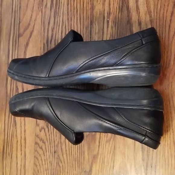 Clark's "Cushion Soft" slip-on shoes. - Picture 5 of 9